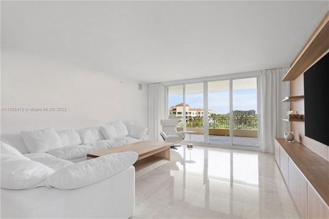 Elegantly renovated, unfurnished 3 bedrooms, a spacious den, and 3 baths, it resides within Ocean Club's prestigious Lake Tower building. The entire space is adorned with exquisite marble flooring, while the master bedroom exudes warmth with its invi...