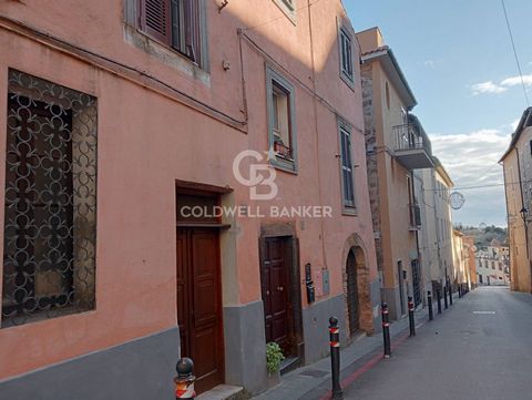 Sutri - The historic centre of the village is not far from the main square. We offer for sale an apartment on the 1st floor of a small building with comfortable stairs. Internally composed of a large living room, a kitchen with fireplace, a hallway/s...