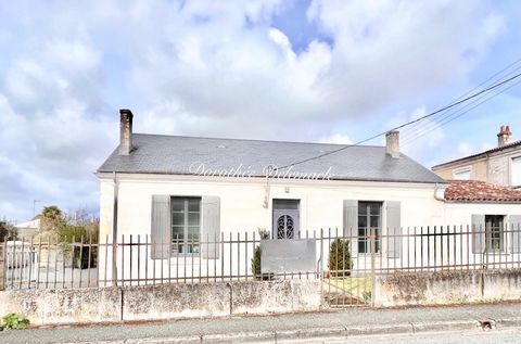 Dpt Charente Maritime (17), à vendre SAINT JEAN D'ANGELY maison P4