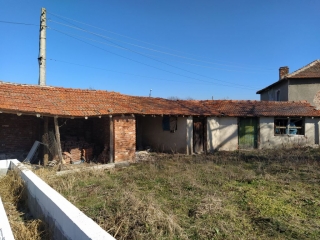 Price: €28.500,00 District: Yambol Category: House Area: 120 sq.m. Plot Size: 1850 sq.m. Bedrooms: 2 Bathrooms: 1 Location: Countryside Price: 28500 EUR Living area: 120 sq m Plot: 1850 sq m The house it self is a massive two-storey building with fla...