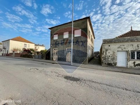 House T4 for restoration inserted in a land of 1000 m², located in the parish of Balazar, Póvoa de Varzim. It is a detached villa with 184 m2 and with a large outdoor space. This villa is next to all kinds of services, commerce and public transport b...