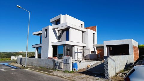 Magnificent villa with swimming pool and sea view, under construction, located in a charming village of Lourinhã. With a privileged location, about 2km from Areia Branca Beach and Lourinhã, it allows residents to enjoy the stunning landscapes of the ...