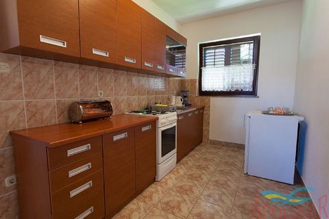 Dit ruimte appartement in Kroatië beschikt over een terras en een tuingrill. Er zijn 2 slaapkamers waar 4 personen in kunnen verblijven. Deze optie is geschikt voor gezinnen. Je kunt de dag beginnen met een frisse duik in de Adriatische Zee, die 500 ...