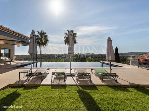 Moradia T5, com piscina, jardim, piscina infinity, anexo T2 e laranjal, a 10 km de Tavira, Algarve. A propriedade é composta por uma casa principal de 3 andares, anexo e um laranjal. No rés-do-chão, encontramos duas suítes, sala e sala de jantar de 8...