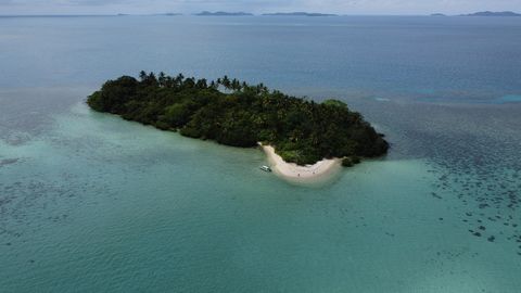Welcome to Temawan, your dream private island spanning 2 hectares—an exclusive haven for resort development sites just 15 minutes from Terempa. This perfectly located gem is zoned for immediate development, ideal for a small boutique eco resort, and ...