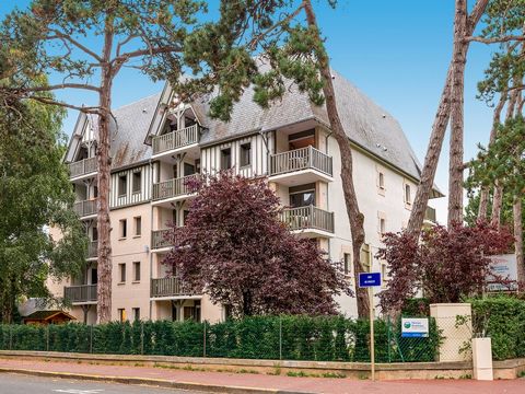 The residence Les Embruns is located 250 m from the beach, in a residential area of Deauville, 200 m from the shops of the Normandy seaside resort. The half-timbered facade is typical of Norman architecture. The functional apartments are equipped for...