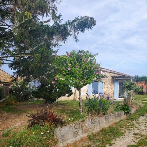 Serenity and charm are the key words of this typical Charente-Maritime house, located in Royan Sud. In a village offering all amenities and a school in the immediate vicinity, this old stone building has been partially renovated with care. The beache...
