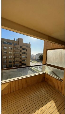 Para comprar apartamento T3 no Edifício Palmeiras em Espinho - excelente oportunidade de investimento Este apartamento com tres quartos, esta localizado no centro de Espinho, no emblemático 'Edifício Palmeiras', construção sólida e duradoura. Situa-s...