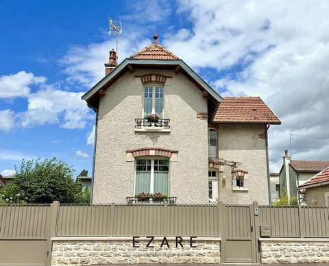 MONTCHAPET - Magnifique maison familiale des années 1930 avec extension, au charme conservé et aux prestations soignées, au sein d'un environnement résidentiel et très au calme. Entrée, double pièce de vie spacieuse et baignée de lumière avec cheminé...