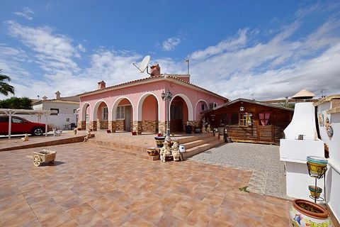 Halfvrijstaande woning met 3 slaapkamers en grote tuin nabij Cabo Roig. Halfvrijstaande woning met 3 slaapkamers en een groot perceel nabij Cabo Roig. Deze woning beschikt over een houten woonhuis aan één zijkant en een grote achterberging die aan de...