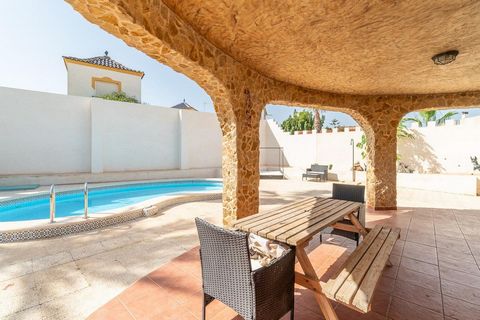 Große Villa in Los Balcones, ein authentisches architektonisches Juwel, das sich durch Einzigartigkeit und Charme auszeichnet. Dank seiner erhöhten Lage bietet es einen spektakulären Blick auf die Salinen von Torrevieja, eine Landschaft, die sich mit...