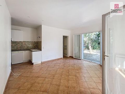 (83440) CALLIAN - RARE ! A seulement 30 minutes de Cannes - Petite maison de 44 m2, datant de 1998 dans copropriété résultant de la scission d'une grande maison en deux résidences distinctes sans vis à vis. TOUT DE PLAIN PIED - Avec sa grande salle d...