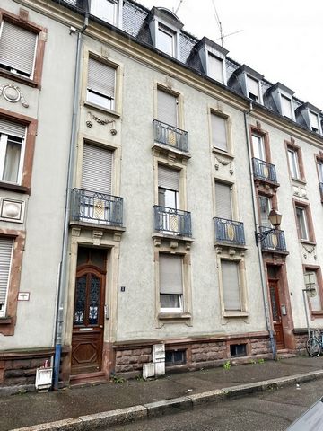 MULHOUSE-CENTRE, rue d'Ensisheim: Entdecken Sie dieses Investitionsgebäude mit 4 2-Zimmer-Wohnungen von je ca. 50 m2, 4 Kellern, 4 Abstellräumen auf dem Treppenabsatz und einem kleinen Gemeinschaftsgarten mit Unterstand und Dachböden. Die 4 Wohnungen...