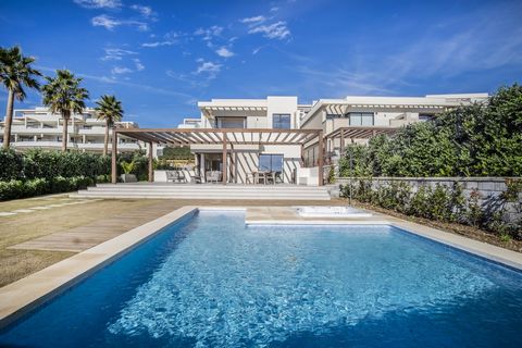 Découvrez cette villa de plage flambant neuve située dans une communauté fermée prestigieuse sur la Nouvelle Côte d'Or. Cette propriété exquise, orientée sud/sud-ouest, offre une vue panoramique impressionnante sur la mer Méditerranée et un accès dir...