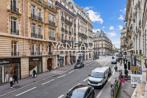 A few steps from the Church of Saint-Germain des Prés, rue du Four, the Vaneau agency offers you a two-room apartment to be completely renovated. Ideally located and exposed, on the first floor by elevator, it consists of an entrance, a living room, ...