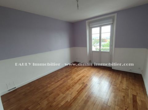 DINAN - T3 apartment of 62m2 on the 3rd floor comprising an entrance - distribution corridor, a living room, a kitchen, two bedrooms, a bathroom, and a toilet. Cellar and attic. Individual city gas heating. In a quiet environment. To visit quickly!! ...