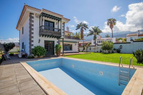 Diese atemberaubende Villa mit 3 Schlafzimmern und 2 Bädern befindet sich in Puerto de Cruz und ist der wahr gewordene Traum für diejenigen, die ein luxuriöses Leben auf der wunderschönen Insel Teneriffa suchen. Mit einer großzügigen Gesamtfläche von...