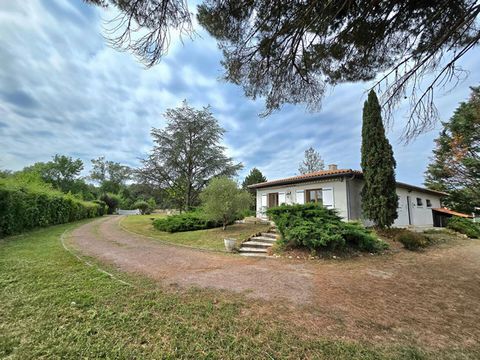 Sur une superbe parcelle constructible de 6000 m² avec parc arboré, cette maison de plain-pied offre de vastes espaces et un cadre paisible. Elle se compose d'une grande pièce de vie lumineuse, d'une cuisine indépendante, de 3 chambres, d'une salle d...