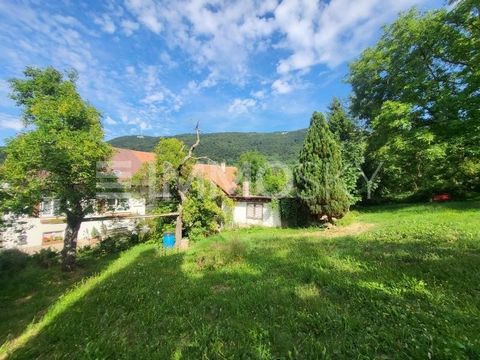 ** Horse husbandry theoretically possible, but not yet finally clarified with the city. ** ** MFH, 4 DHH or EFH possible ** This fantastic apartment building, with a spacious garden, offers you an ideal home in Glems in Metzingen on approx. 150 m² of...