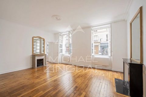 En plein cœur du quartier Gros Caillou dans le 7eme arrondissement de Paris,à deux pas de la rue Cler et de ses commerces-restaurants;, dans un très bel immeuble Haussmannien de 1898, appartement deux pièces de 69 m² en rez-de-chaussée : lumineux, or...