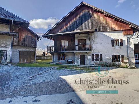 DOUSSARD - Au coeur du hameau d'Arnand, cette accueillante maison mitoyenne de 175 m2 construite au XVIIIe puis rénovée en1984 se répartit sur trois niveaux. Aujourd'hui la maison est organisée en deux appartements, un par étage, avec entrées indépen...