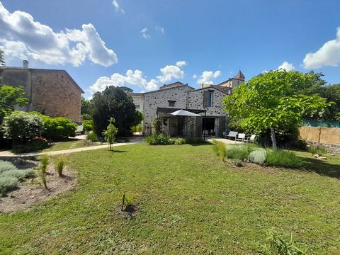 Cette très belle maison en pierre rénovée entièrement en 2020 offre un hall donnant sur une cuisine équipée ouverte ainsi que sur un magnifique salon de 33 m2 environ avec un plafond cathédrale. Complètent le rez-de-chaussée une mezzanine avec une gr...