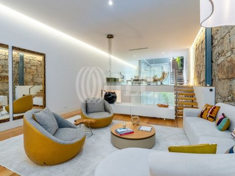 2-bedroom plus one loft with 267 sqm of gross private area, one box garage space, on Alvares Cabral street, Porto. Property with traditional facade, completely rebuilt, distributed over two spacious living rooms, fully equipped open-plan kitchen with...