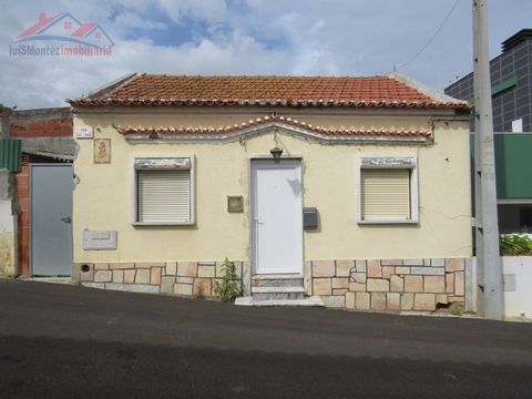 Small house in the town of Cintrão, Bombarral. Habitable, (it is inhabited), but in need of remodelling. The villa has land for a refurbishment in order to increase the living area by at least 60 m2. A visit will show the potential of this property. ...