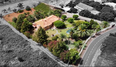 Se vende una acogedora casa en la pintoresca zona de Tacoronte, en la paradisíaca isla de Tenerife. Esta espaciosa vivienda de 318 metros cuadrados se encuentra en un terreno de 9.960 metros cuadrados, dividido en dos partes. Una parte, de aproximada...