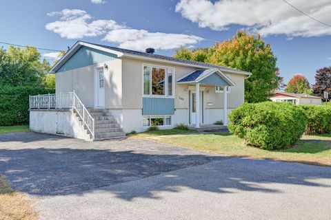 Situé sur un coin de rue, dans la prestigieuse ville de Blainville à quelques minutes de l'A15 et 640 et à quelques pas du Boul.Curé-Labelle, près de la gare, du Cégep Lionel-Groux, etc. 4 chambres avec possibilités d'une 5e, 3 chambres à l'étage une...