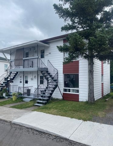 939-945 rue St-Paul, Chicoutimi // Quadruplex(4 x 31/2) located in Chicoutimi, good profitability, well maintained, all units are rented, unheated, unlit, ideal for investor. INCLUSIONS Washer, dryer, stove and refrigerator in unit # 939. EXCLUSIONS ...