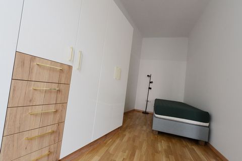 Our apartment “Bäume by Rena Meren” is located in the 12th district of Vienna, Tanbruckgasse 33/8 and is very easy to reach by public transport. The modern and fully furnished apartment with a size of 43 m², has a bedroom for one person with a home o...