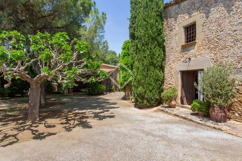 Original farmhouse from the beginning of the 17th century located at the end of a small medieval village with a lot of charm, surrounded by fields, and only five minutes from the AP-7 motorway that connects Barcelona with France. The property is made...