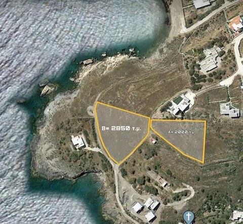 Pour la vente d’un terrain de deux parcelles de terrain 2000 m2. et 2850 m2 à Megalos Gialos, île de Syros. Le terrain de 2000 m2. a un permis de construire pour 800 m2. Le terrain de 2850 m2. a permis pour 400 m2. Les parcelles sont situées sur une ...