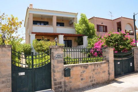 AEGINA Zentrum.  Zu verkaufen ein traditionelles und modernes dreistöckiges Haus von 244 qm. , Baujahr 2005. Das Anwesen befindet sich auf einem Grundstück von 540 Metern, voll eingerichtet in einer sehr ruhigen Gegend, 10 Minuten zu Fuß vom Hafen un...