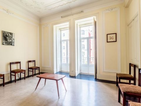 Um imóvel distinto no coração de Lisboa! Com uma localização privilegiada, no coração do Marquês de Pombal, este elegante consultório oferece a oportunidade única de ser transformado num espaçoso apartamento T6. Ideal para quem procura um imóvel de g...