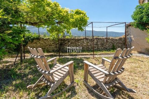 Provence Home propose à la vente une maison de village du XVIème siècle située dans le centre historique de Ménerbes, un des plus beaux villages perchés du Luberon. La maison dispose d’un terrain non attenant de 210m² avec une vue sur le Luberon. À l...