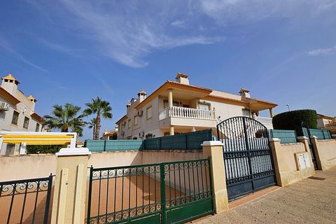 Bungalow all'ultimo piano con 2 camere da letto e solarium a Villamartín . Bungalow alto con 2 camere da letto e solarium privato a Villamartín. Dispone anche di giardini e di una piscina comunitaria. Questo affascinante appartamento con 2 camere da ...