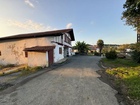 In the town of Saint-Pée-sur-Nivelle Close to shops, schools and town centre less than 5 minutes by car. In a magnificent Basque farm from the end of the 18th century divided into a small co-ownership of 4 lots, find this beautiful 157.60 m2 (131.6 m...