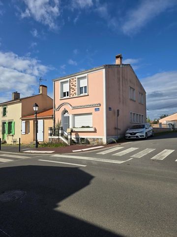 Maison Familiale à Vendre - À 10 Minutes de La Roche-sur-Yon, proche centre village de chaille sous les ormeaux Amoureux de la tranquillité et des petits villages charmants ? Venez découvrir cette maison solide comme un roc, construite en béton et pa...