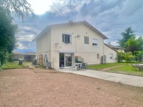 LE COTEAU, MAISON d'environ 245 M2 SUR 653 m2 DE TERRAIN CLOS ET ARBORE dans un quartier CALME à proximité du centre-ville. Cette grande MAISON avec ses 7 CHAMBRES pourra accueillir toutes votre famille et amis. Le système de chauffage est assuré par...