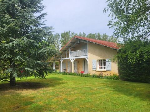 Vous recherchez une maison traditionnelle landaise à proximité de l'océan ? Cette propriété à Saint-Julien-en-Born pourrait vous intéresser. Nous sommes dans le village le plus méridional du pays de Born à 10 minutes de Contis Plage, 45 minutes de Ca...