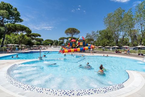 Vacanze per tutta la famiglia: relax per i genitori, azione per i bambini, scoperta per il cane: qui ognuno troverà quello che cerca. Il Marina Family Resort vi accoglie nelle immediate vicinanze della spiaggia (con spiaggia privata e beach club) e o...