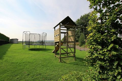 Dit vakantiehuis in de Ardennen heeft 3 slaapkamers. Het is zeer geschikt voor natuurliefhebbers die te voet of per fiets de omgeving willen verkennen. In de sauna kun je je volledig ontspannen. Gelegen nabij Bertrix en midden tussen de rivieren de L...