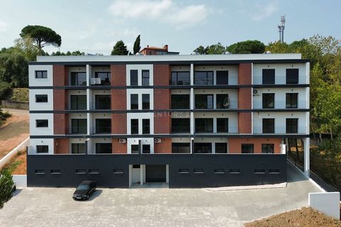 Appartement neuf de 2 chambres à coucher avec des finitions modernes de haute qualité, situé dans un immeuble luxueux sur la Rua dos Vicentes, à seulement 2 km du centre ville de Pombal. Appelé la fraction « V », cet appartement est situé au 2ème et ...