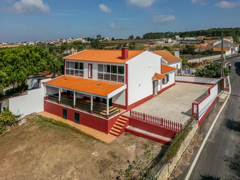 Condicionado A MAIS VALIA DO IMÓVEL: Moradia T2+3 em lote de 580m², orientado a sul com logradouro, espaço exterior para jardim e ou piscina, estacionamento A 3 km de Mafra e 8 km da Ericeira. DESCRIÇÃO DO IMÓVEL: Piso 0 Cozinha e sala em plano abert...