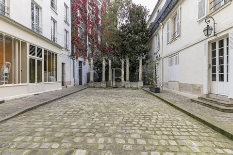 Idéalement situé entre Saint-Germain-des-Prés et la rue des Saints-Pères, au sein d'une copropriété de caractère et de charme de 1800, offrant une vaste cour pavée avec colonnes, un appartement joliment rénové de 95,08m2 Carrez. Au fond de cette char...