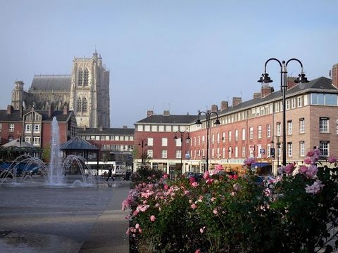 ABBEVILLE (80100) SERENO vous propose à 2 h 15 de Paris, 40 minutes d'AMIENS, 27 mn de St VALERIE SUR SOMME, 24 mn du CROTOY, 37 mn de FORT MAHON PLAGE, hyper-centre historique d'ABBEVILLE, une demeure historique construite fin 19e siècle d'une surfa...