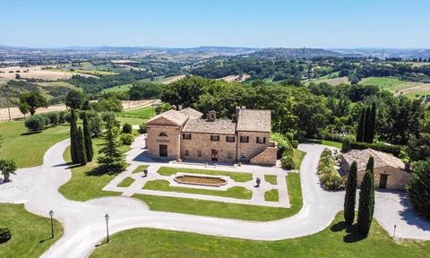 Il Monastero è situato nella bellissima aperta campagna marchigiana, tra il mare Adriatico e i monti Sibillini. Circondata da viste panoramiche a 360°, la proprietà è adagiata sul fianco della collina dove da centinaia di anni costituisce un punto fo...