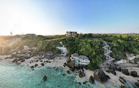 Luxuriöses Wohnen im Erdgeschoss mit atemberaubendem Meerblick. Erleben Sie den Gipfel des Luxuslebens in dieser exklusiven Residenz mit drei Schlafzimmern im Erdgeschoss im Herzen von Bingin, Uluwatu. An einer Klippe im prestigeträchtigen Pecatu-Vie...